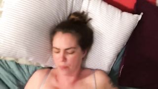 Ha un orgasmo ed implora il marito di sborrarle dentro