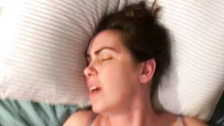 Ha un orgasmo ed implora il marito di sborrarle dentro