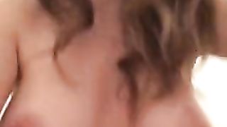 Anteprima del video: Saltella sul cazzo e si filma mentre gode