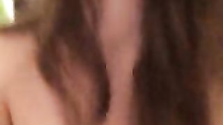 Saltella sul cazzo e si filma mentre gode