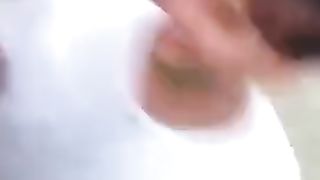 Italiano se lo fa succhiare in spiaggia davanti a tutti