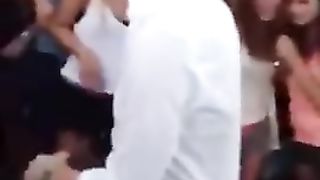 Italiano se lo fa succhiare in spiaggia davanti a tutti