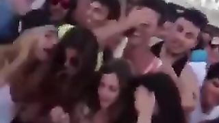 Italiano se lo fa succhiare in spiaggia davanti a tutti