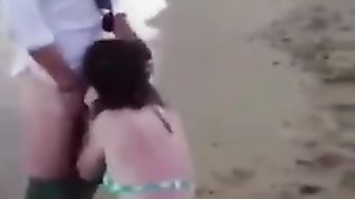 Italiano se lo fa succhiare in spiaggia davanti a tutti