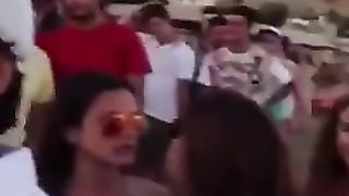 Italiano se lo fa succhiare in spiaggia davanti a tutti