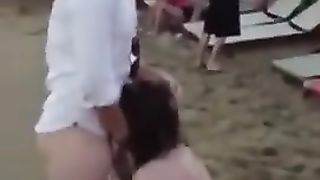 Italiano se lo fa succhiare in spiaggia davanti a tutti