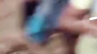 Italiano se lo fa succhiare in spiaggia davanti a tutti