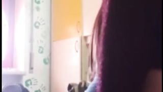 Due teen mostrano il culo e si leccano la figa