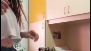 Due teen mostrano il culo e si leccano la figa