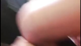 Due teen mostrano il culo e si leccano la figa