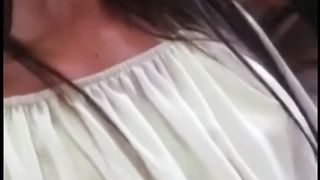 Due teen mostrano il culo e si leccano la figa