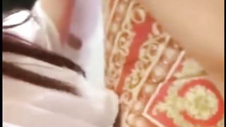 Due teen mostrano il culo e si leccano la figa