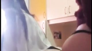 Due teen mostrano il culo e si leccano la figa