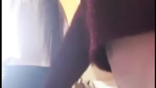 Due teen mostrano il culo e si leccano la figa