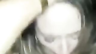 URLA COME UNA MATTA mentre viene scopata da 2 amici