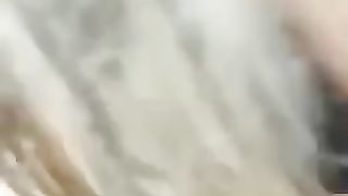 URLA COME UNA MATTA mentre viene scopata da 2 amici