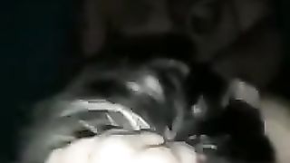 URLA COME UNA MATTA mentre viene scopata da 2 amici