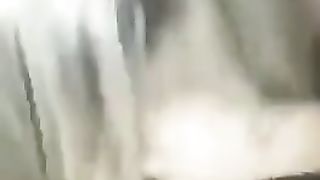 URLA COME UNA MATTA mentre viene scopata da 2 amici