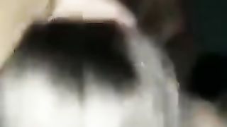 URLA COME UNA MATTA mentre viene scopata da 2 amici