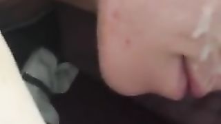 Sveglia la fidanzata con una bella sborrata in faccia