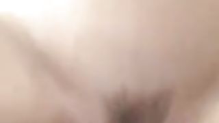 Appena torna da lavoro lo sbatte nel culo alla tipa