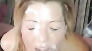 Mostruosa sborrata in faccia all'amante