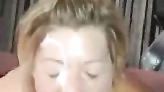 Mostruosa sborrata in faccia all'amante