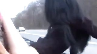 Scopata in autostrada sotto gli occhi di tutti