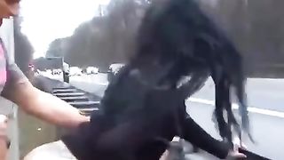 Scopata in autostrada sotto gli occhi di tutti