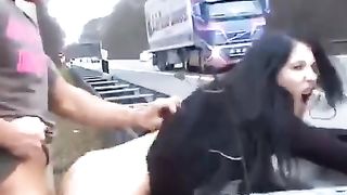 Anteprima del video: Scopata in autostrada sotto gli occhi di tutti
