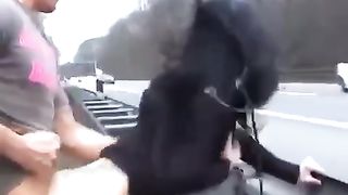 Scopata in autostrada sotto gli occhi di tutti