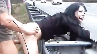 Scopata in autostrada sotto gli occhi di tutti