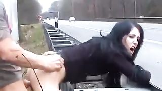 Scopata in autostrada sotto gli occhi di tutti