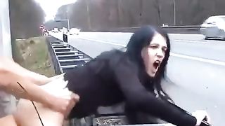 Scopata in autostrada sotto gli occhi di tutti