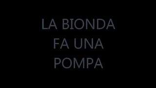 LA BIONDA FA UNA POMPA