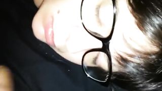 Pompino e sborrata con Mentana in sottofondo