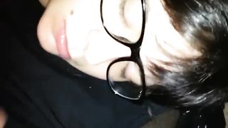 Pompino e sborrata con Mentana in sottofondo