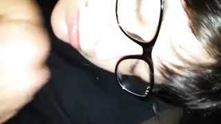 Pompino e sborrata con Mentana in sottofondo