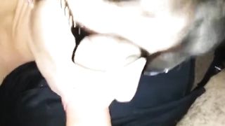 Pompino e sborrata con Mentana in sottofondo