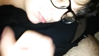 Pompino e sborrata con Mentana in sottofondo