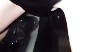 AH AH AH Sì Sì Sì...e lei viene e si sbrodola tutta