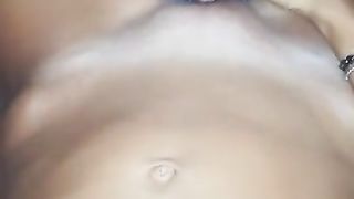 Italiana si masturba con dildo