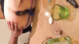 A cena con il suo culo ancora a disposizione