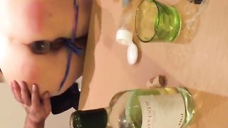 A cena con il suo culo ancora a disposizione