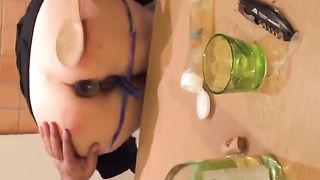 A cena con il suo culo ancora a disposizione