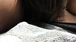 Moglie spompina il marito su una spiaggia nudista