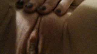 Moglie vacca si masturba con dedica all'amante