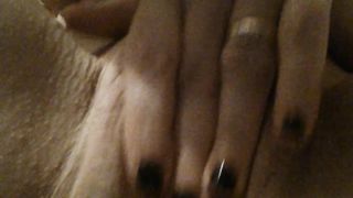 Moglie vacca si masturba con dedica all'amante