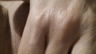 Moglie vacca si masturba con dedica all'amante