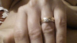 Moglie vacca si masturba con dedica all'amante